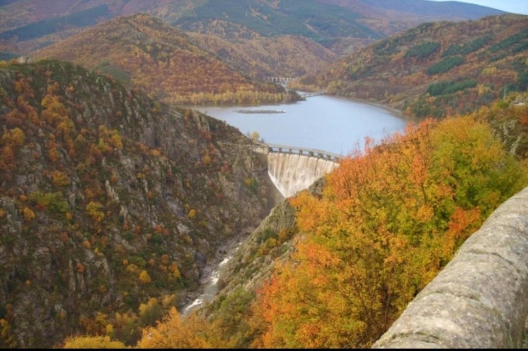 Sur Les Rochers Du Lac & Location-Rando En Vtt Villefort  Extérieur photo